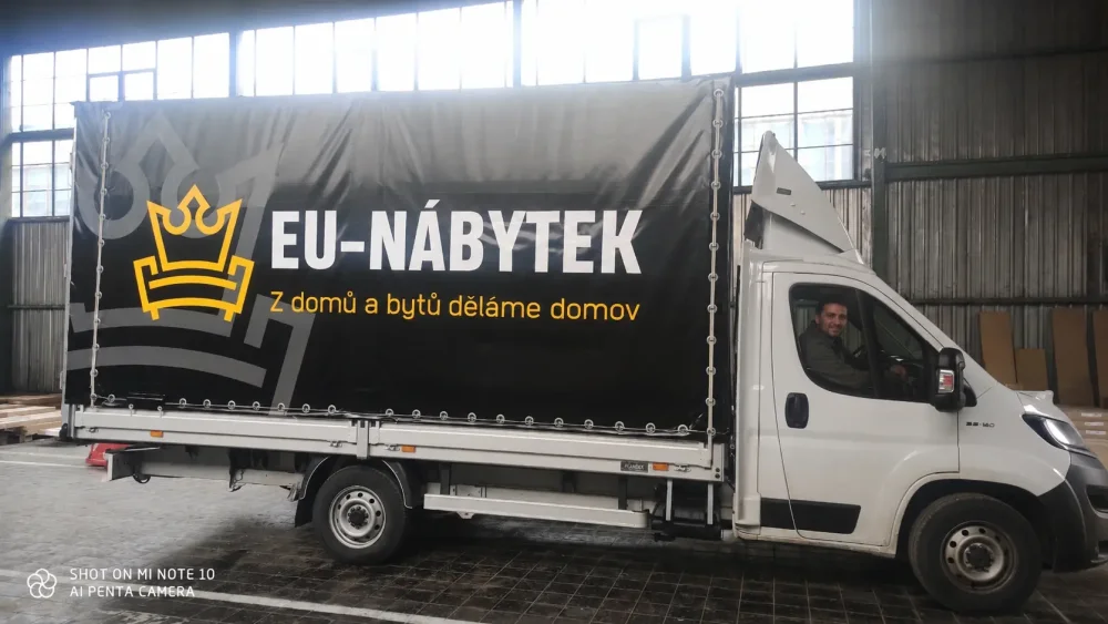Firemní dodávka eu-nabytek.cz s řidičem