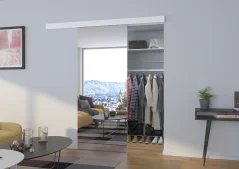 Posuvné nástěnné dveře BARON 86 bílá (86 x 205) cm – zrcadlo nahradí samostatný kus v ložnici