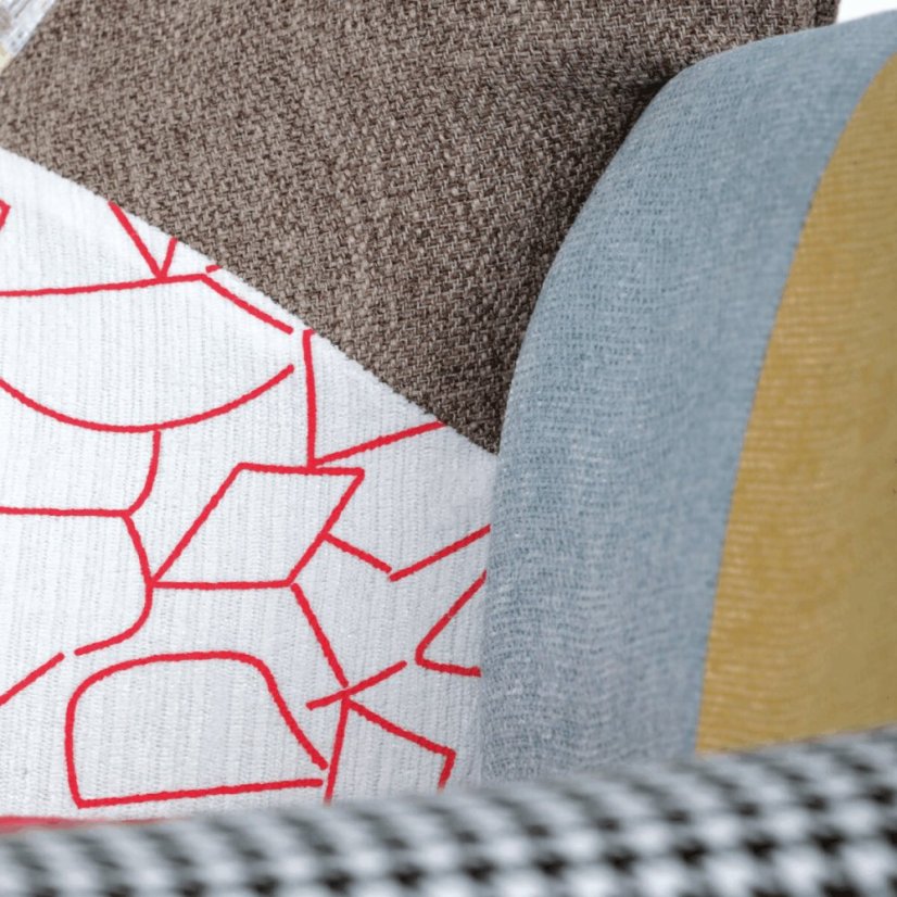 Křeslo houpací, potah patchwork látka, dřevěné nohy, masiv kaučukovník