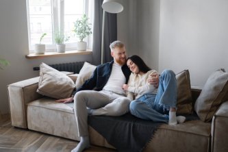 Jak zařídit malý obývák, aby působil větší